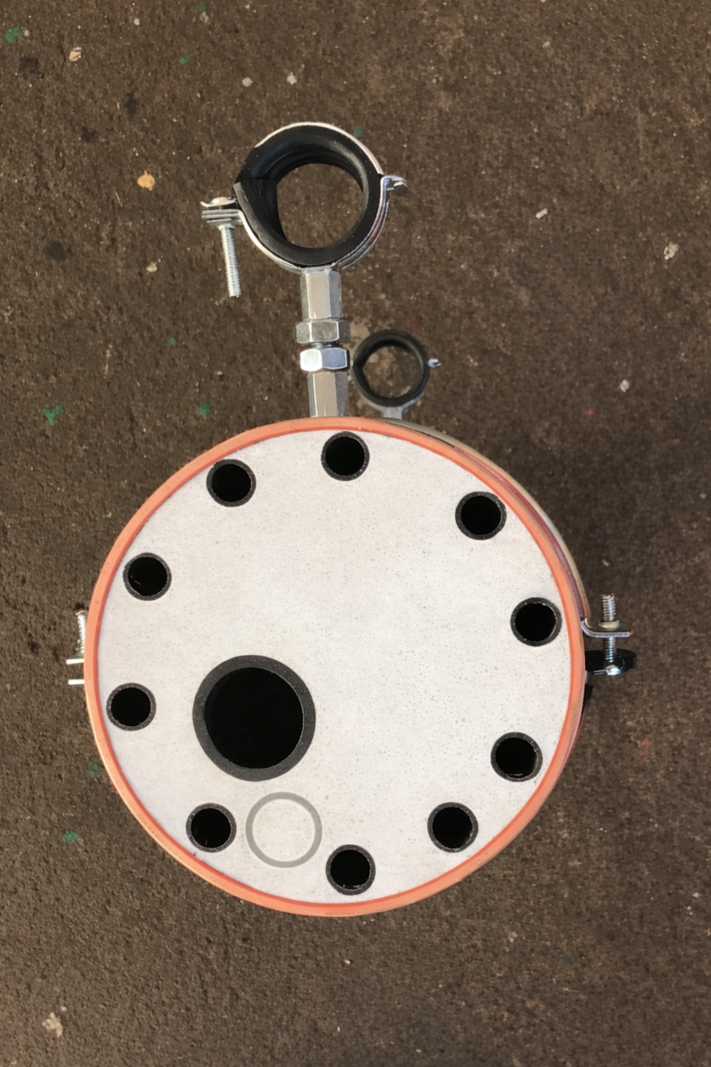 Querschnitt einer MU-Sonde — Zentralrohr, zehn Außenrohre und Bohrlochrohrsimulation